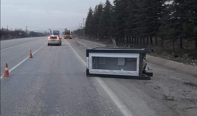 Yola düşen kabine çarpan otomobil takla attı: 2 yaralı