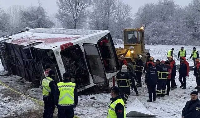 Yolcu otobüsü devrildi 6  Ölü ve yaralılar var