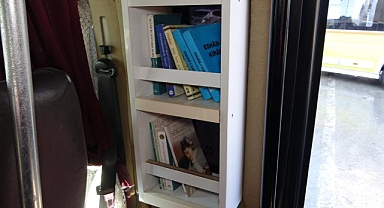 Yolcular okusun diye minibüsüne kitaplık yaptı