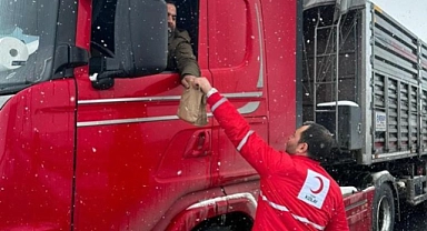 Yolda kalan araçlardaki vatandaşlara sıcak çay ve çorba ikramı
