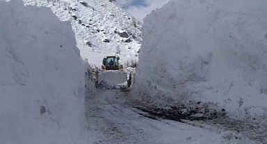 Yüksekova'da kar kalınlığı 5 metreyi buldu: İş makinaları adeta kara gömüldü