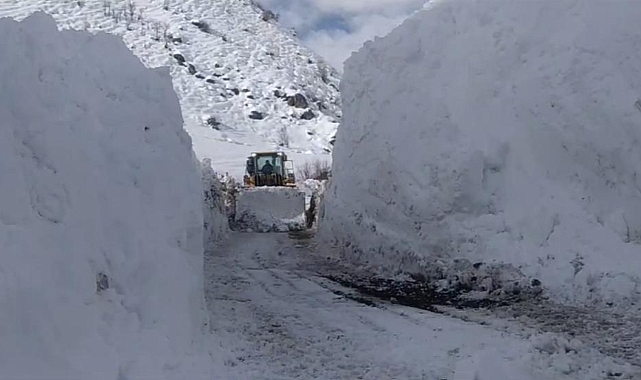 Yüksekova'da kar kalınlığı 5 metreyi buldu: İş makinaları adeta kara gömüldü