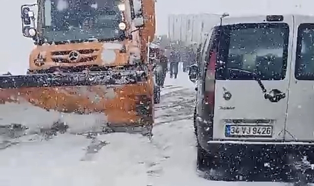 Yüksekova-Şemdinli kara yolunda çok sayıda araç mahsur kaldı