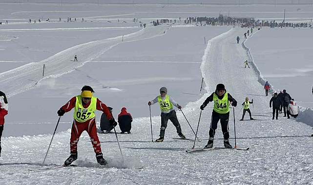Yüksekova'da düzenlenen Türkiye kayaklı koşu eleme yarışması sona erdi