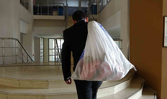 10 yıldır topladığı taşları çuvalla müzeye götürdü