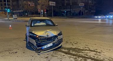 2 otomobil çarpıştı: 6 yaralı