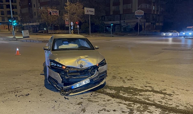 2 otomobil çarpıştı: 6 yaralı