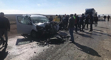 2 otomobil kafa kafaya çarpıştı: Hurdaya dönen araçta 1 ölü, 1 ağır yaralı