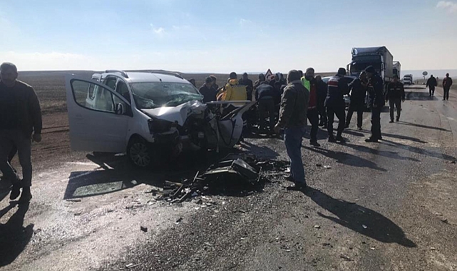2 otomobil kafa kafaya çarpıştı: Hurdaya dönen araçta 1 ölü, 1 ağır yaralı