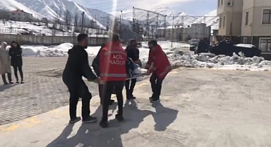 5'inci gebelik düşük riski olan hamile kadın için ambulans helikopter havalandı