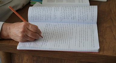 60 yaşında üniversiteyi bitirdi: Hastanede tedavi gören çocuklara gönüllü öğretmen olmak istiyor