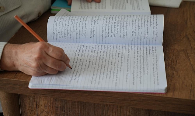 60 yaşında üniversiteyi bitirdi: Hastanede tedavi gören çocuklara gönüllü öğretmen olmak istiyor