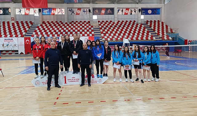 Ağrı'da oynanan Badminton müsabakaları sona erdi