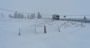 Ağrı'da Bahar havası uzun sürmedi, 112 köy yolu ulaşıma kapandı (Videolu Haber)
