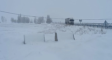 Ağrı'da Bahar havası uzun sürmedi, 112 köy yolu ulaşıma kapandı (Videolu Haber)