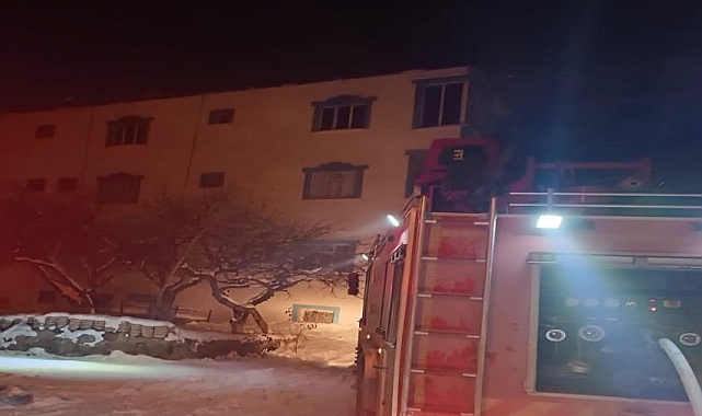 Ağrı'da çatı yangını, bir ev hasar gördü