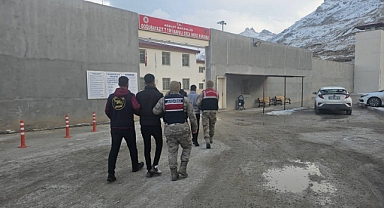 Ağrı'da çeşitli suçlardan hakkında arama kaydı bulunan 3 firari yakalandı(Videolu Haber)