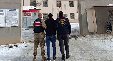 Ağrı'da cinsel istismar ve hırsızlık suçundan aranan 2 firari yakalandı