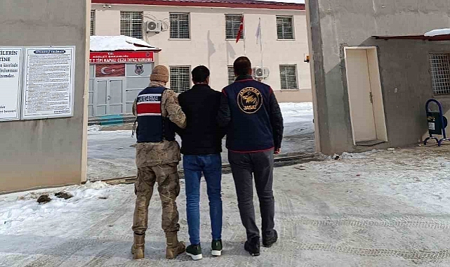 Ağrı'da cinsel istismar ve hırsızlık suçundan aranan 2 firari yakalandı