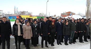 Ağrı'da deprem şehitleri için saygı duruşu
