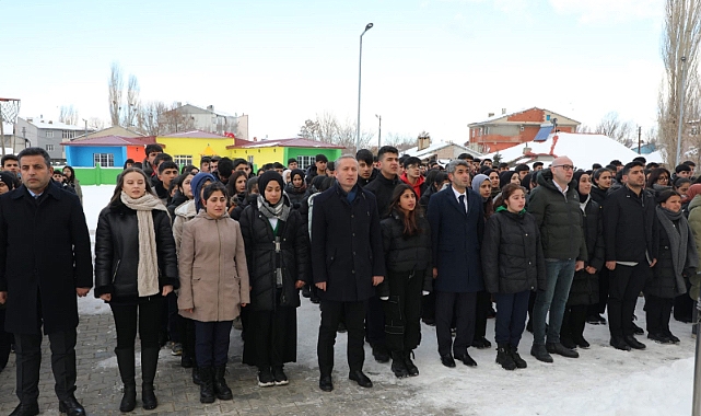 Ağrı'da deprem şehitleri için saygı duruşu