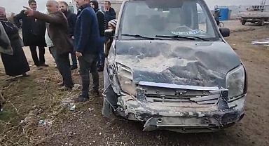 Ağrı'da direksiyon hakimiyetini kaybeden sürücü evin duvarına çarptı (Videolu Haber)