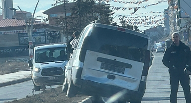 Ağrı'da hatalı sollama beraberinde kazayı getirdi
