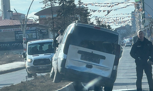 Ağrı'da hatalı sollama beraberinde kazayı getirdi