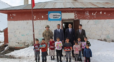 Ağrı’da öğrencilere oyuncak hediye edildi
