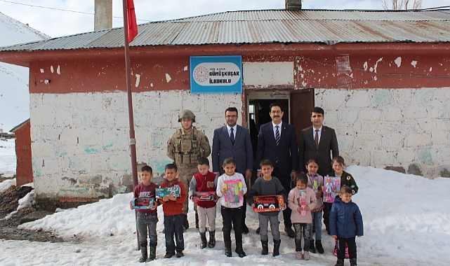 Ağrı’da öğrencilere oyuncak hediye edildi