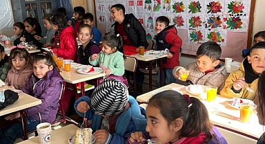 "Ağrı'da Paylaş-Gülümset" projesi ile köy okullarında doğum günü kutlaması