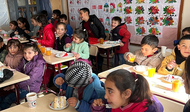 "Ağrı'da Paylaş-Gülümset" projesi ile köy okullarında doğum günü kutlaması