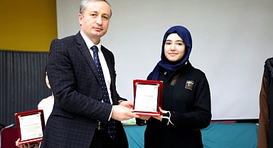 Ağrı'da sergilenen tiyatro oyunu izleyiciden tam not aldı