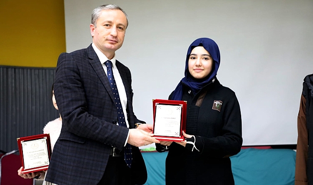Ağrı'da sergilenen tiyatro oyunu izleyiciden tam not aldı