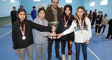 Ağrı'da Tenis müsabakalarında başarılı öğrencilere ödül verildi
