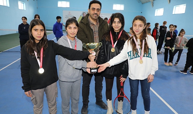 Ağrı'da Tenis müsabakalarında başarılı öğrencilere ödül verildi