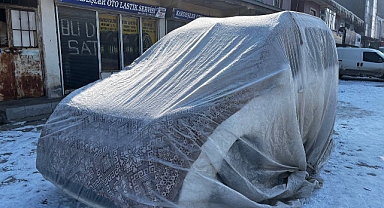 Ağrı'da termometreler eksi 18'i gösterdi, araçlar naylonlarla örtündü (Videolu Haber)