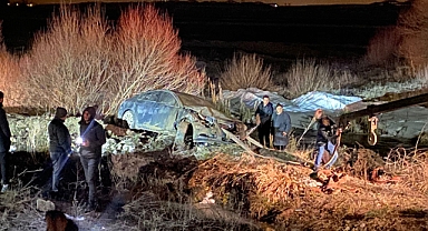 Ağrı'da virajı alamayan araç kaza yaptı (Videolu Haber)