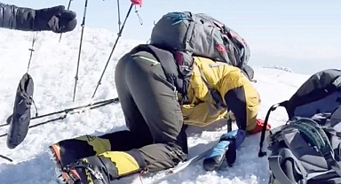 Ağrı Dağı zirvesine ulaşan İranlı Dağcı, secdeye kapandı (Videolu Haber)