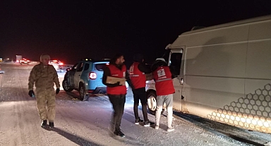 Ağrı İpek Geçidi’nde mahsur kalanların imdadına Kızılay yetişti