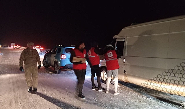 Ağrı İpek Geçidi’nde mahsur kalanların imdadına Kızılay yetişti