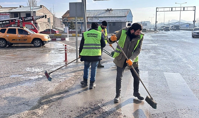 Ağrı sokaklarında temizlik çalışması devam ediyor