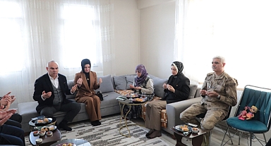 Ağrı Valisi Koç, depremzede vatandaşları yalnız bırakmıyor