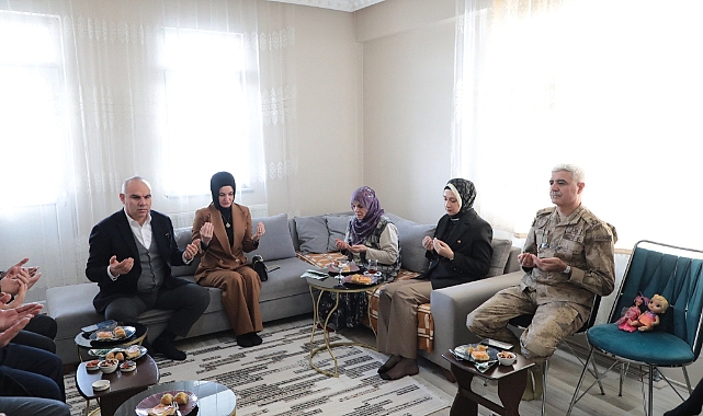 Ağrı Valisi Koç, depremzede vatandaşları yalnız bırakmıyor