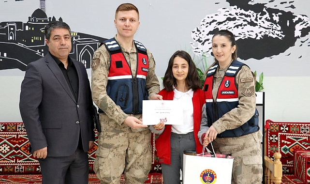 Ağrı'da resim yarışmasında dereceye giren öğrencilere ödülleri verildi