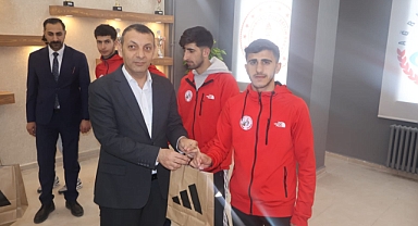 AK Parti Ağrı Belediye Başkan Adayı Aydın, Kros şampiyonlarını ziyaret etti