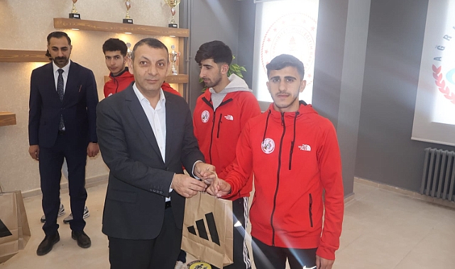 AK Parti Ağrı Belediye Başkan Adayı Aydın, Kros şampiyonlarını ziyaret etti