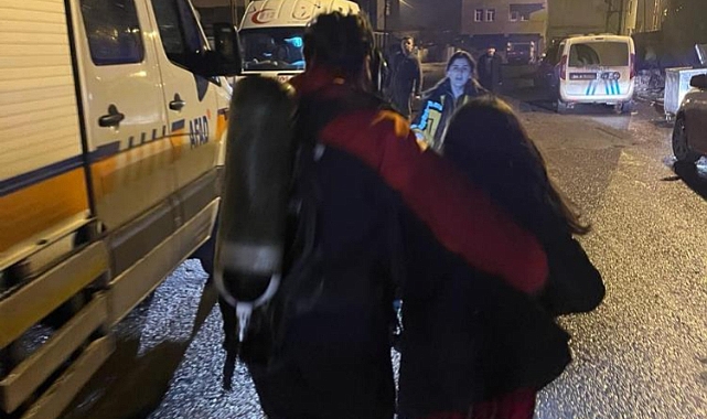 Alev alan binada mahsur kalan 4 kişi kurtarıldı