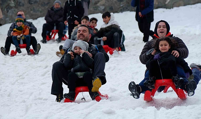 Anne ve çocukların Palandöken'de kızak keyfi