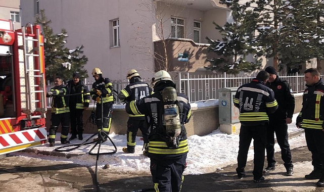 Apartmanda çıkan yangın korkuttu: Mahsur kalan aile kurtarıldı